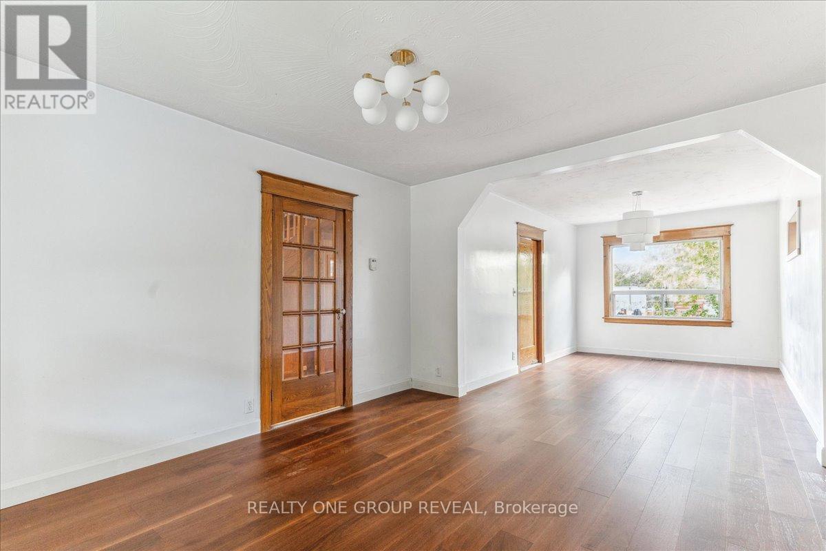 Upper - 89 Strathmore Boulevard, Toronto, Ontario  M4J 1P3 - Photo 4 - E12677094