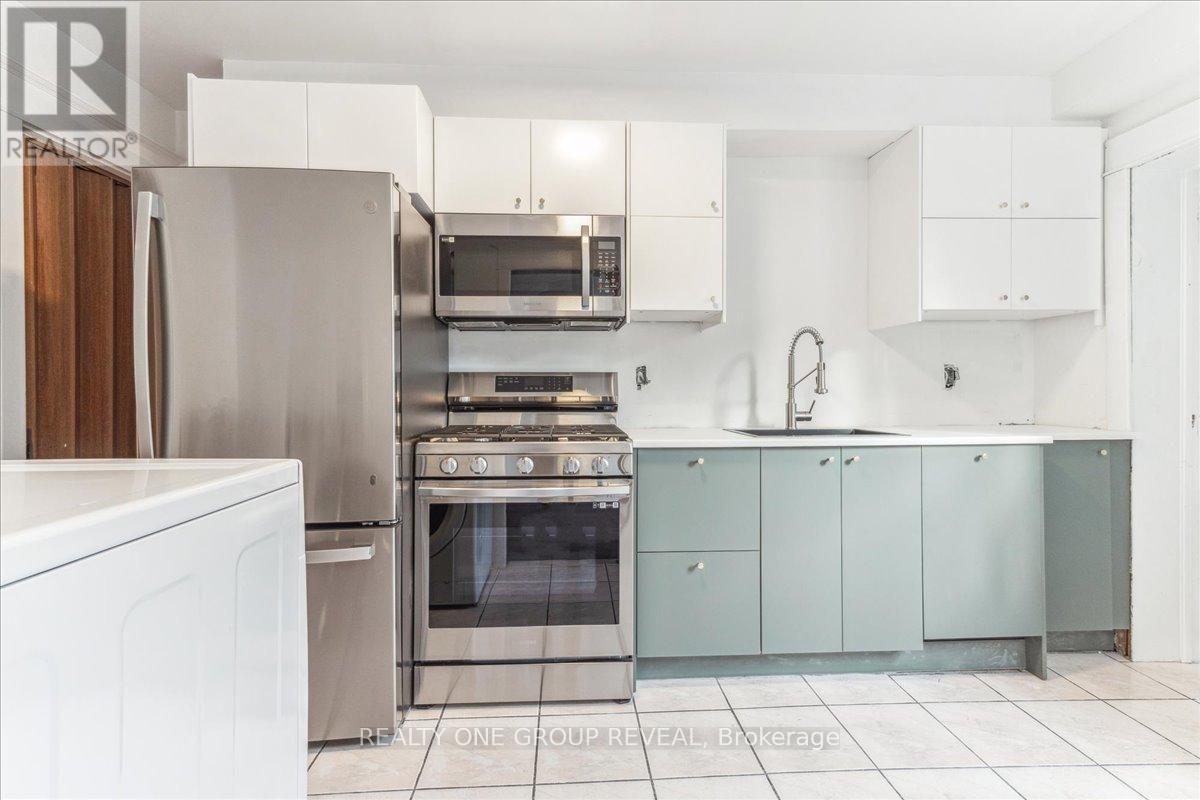 Upper - 89 Strathmore Boulevard, Toronto, Ontario  M4J 1P3 - Photo 5 - E12677094