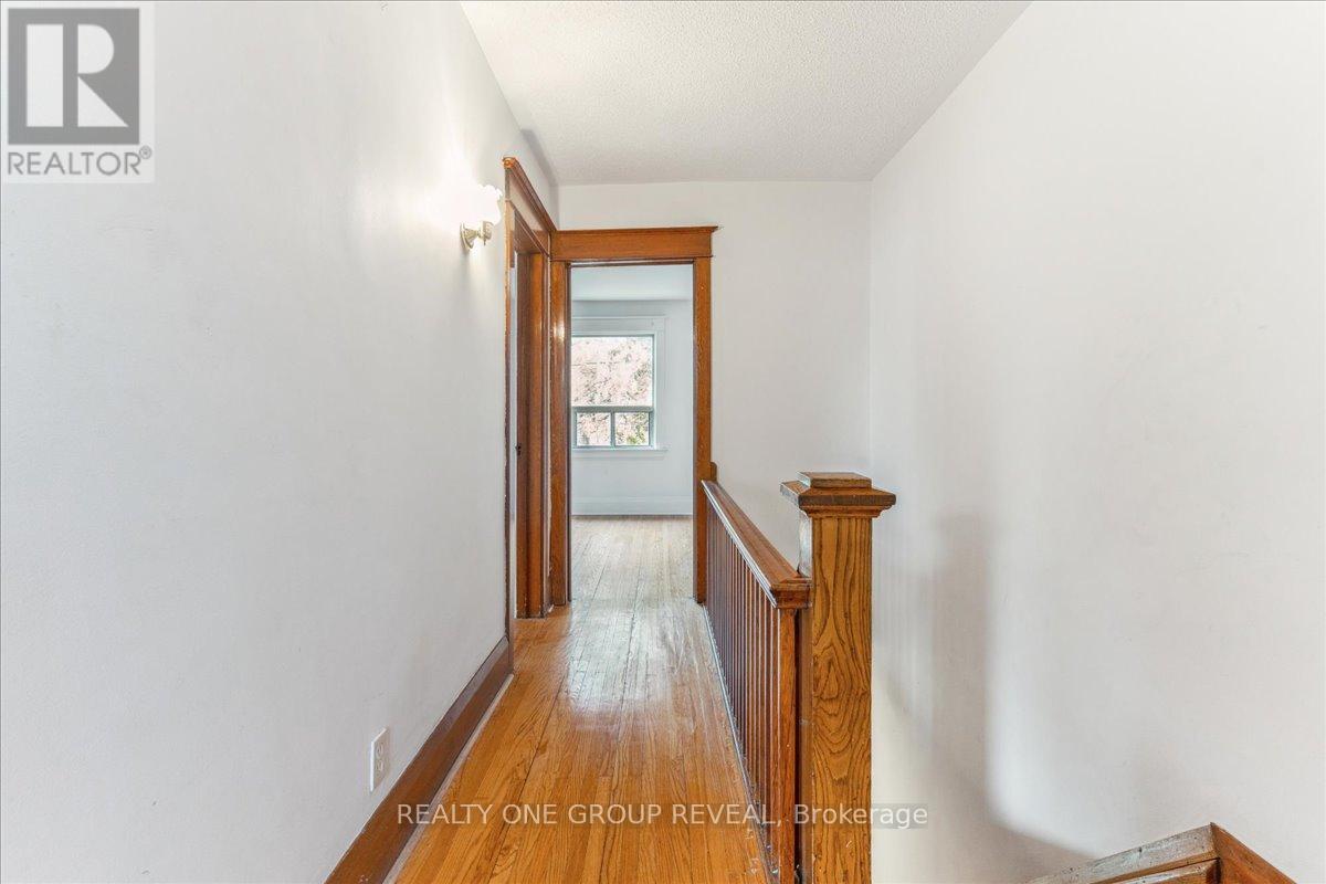 Upper - 89 Strathmore Boulevard, Toronto, Ontario  M4J 1P3 - Photo 6 - E12677094