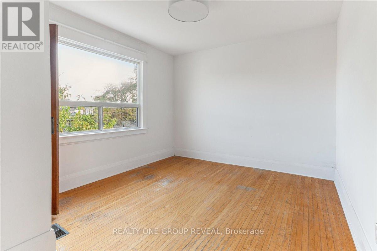 Upper - 89 Strathmore Boulevard, Toronto, Ontario  M4J 1P3 - Photo 7 - E12677094