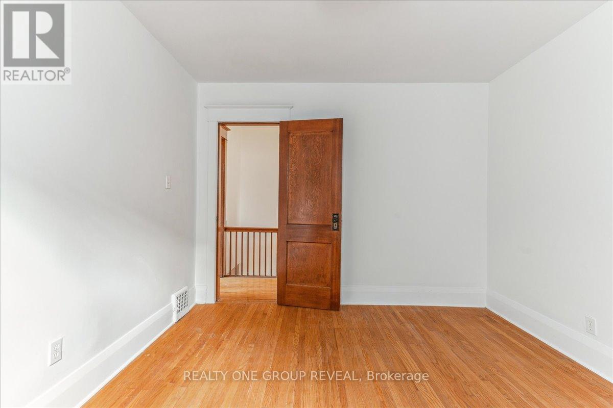 Upper - 89 Strathmore Boulevard, Toronto, Ontario  M4J 1P3 - Photo 8 - E12677094