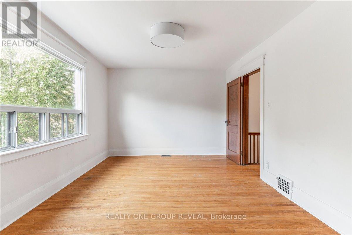 Upper - 89 Strathmore Boulevard, Toronto, Ontario  M4J 1P3 - Photo 9 - E12677094