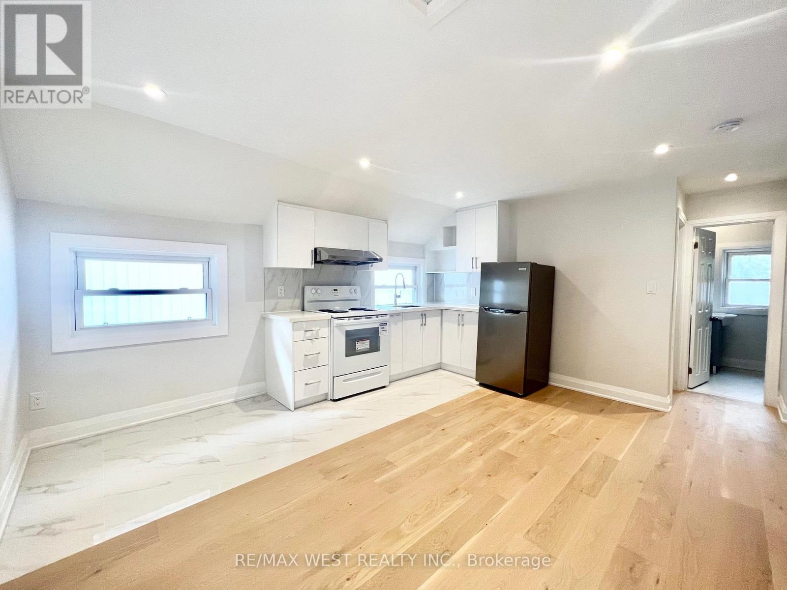 2nd Flr - 4 Sutherland Avenue, Toronto, Ontario  M4C 1R8 - Photo 2 - E12677106