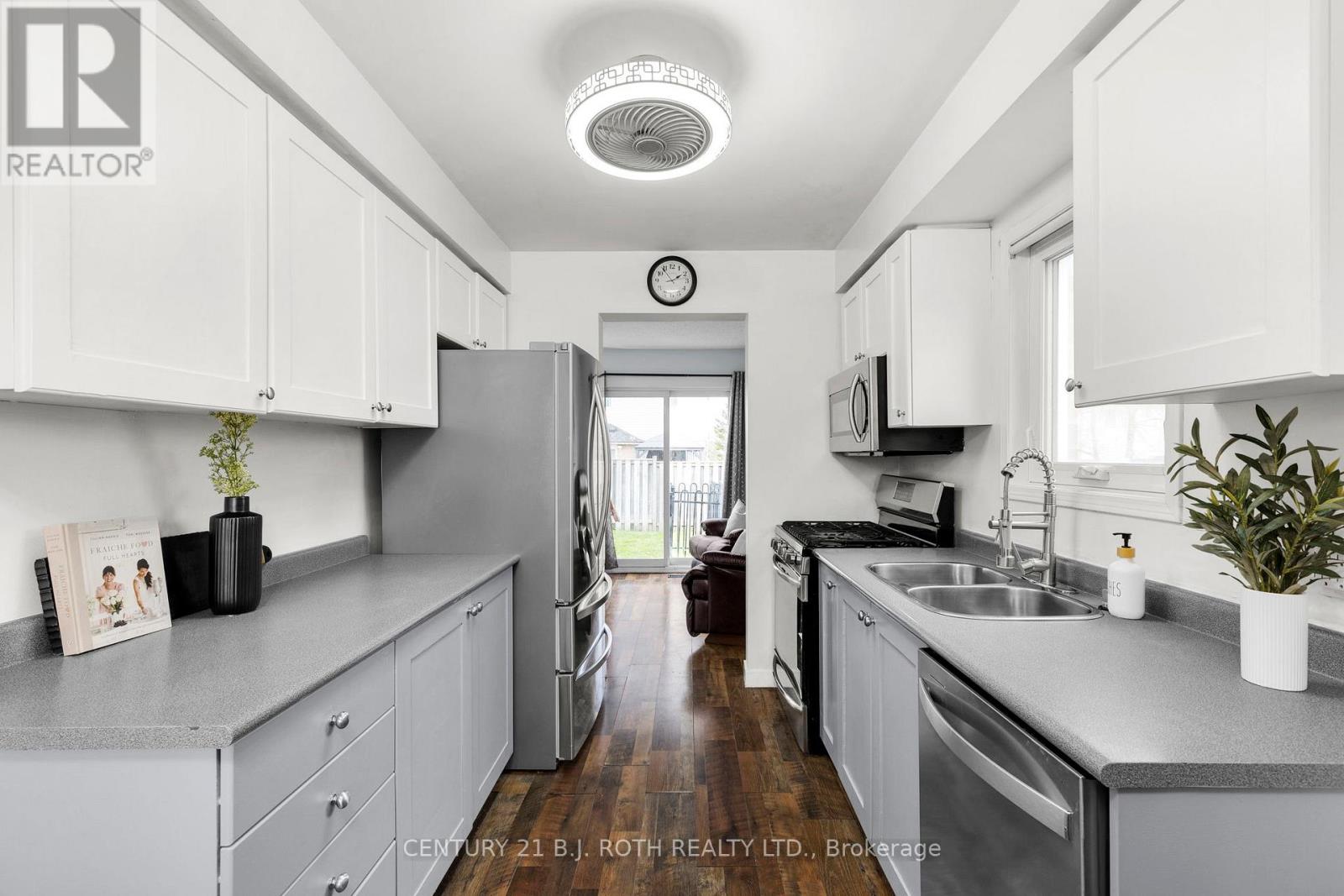 27 Golds Crescent, Barrie (Holly), Ontario  L4N 8R5 - Photo 11 - S12677160