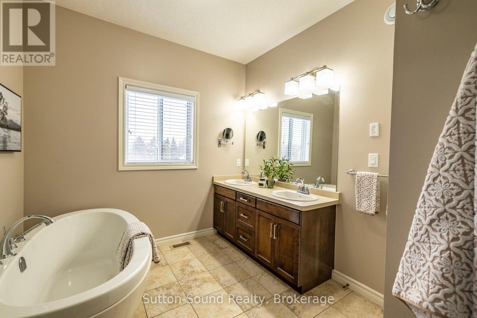 905 27th Street W, Georgian Bluffs, Ontario  N4K 6V5 - Photo 18 - X12675810