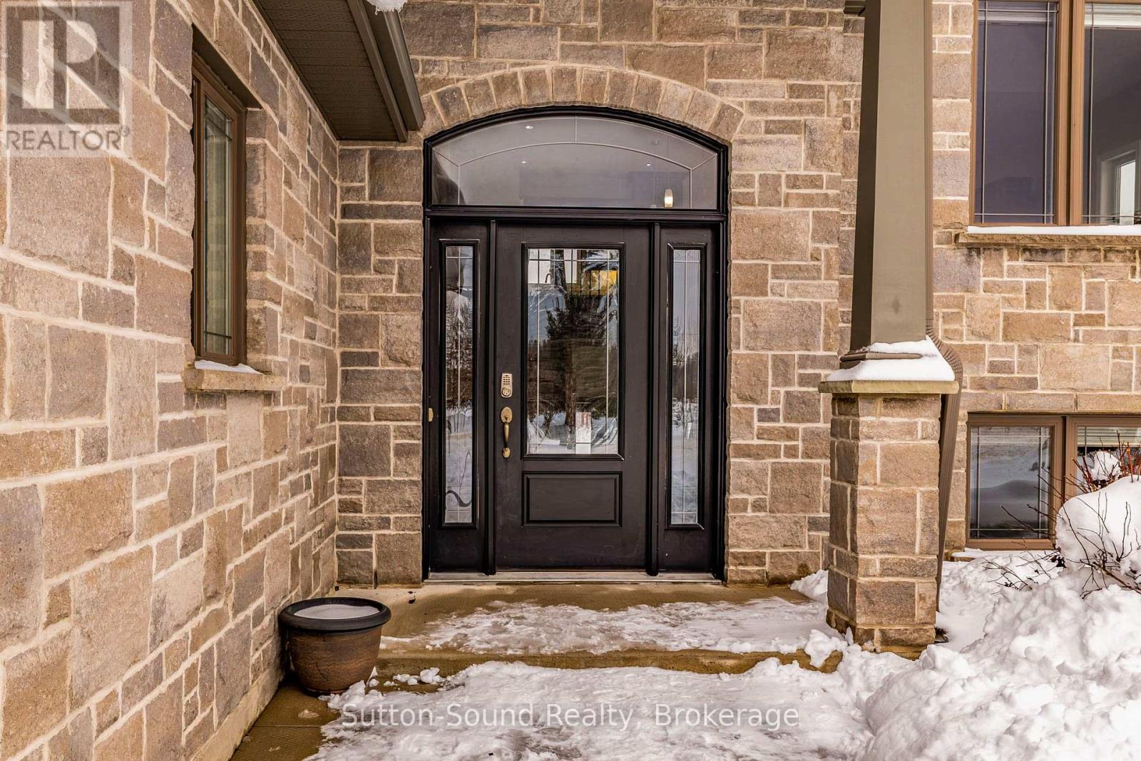 905 27th Street W, Georgian Bluffs, Ontario  N4K 6V5 - Photo 4 - X12675810