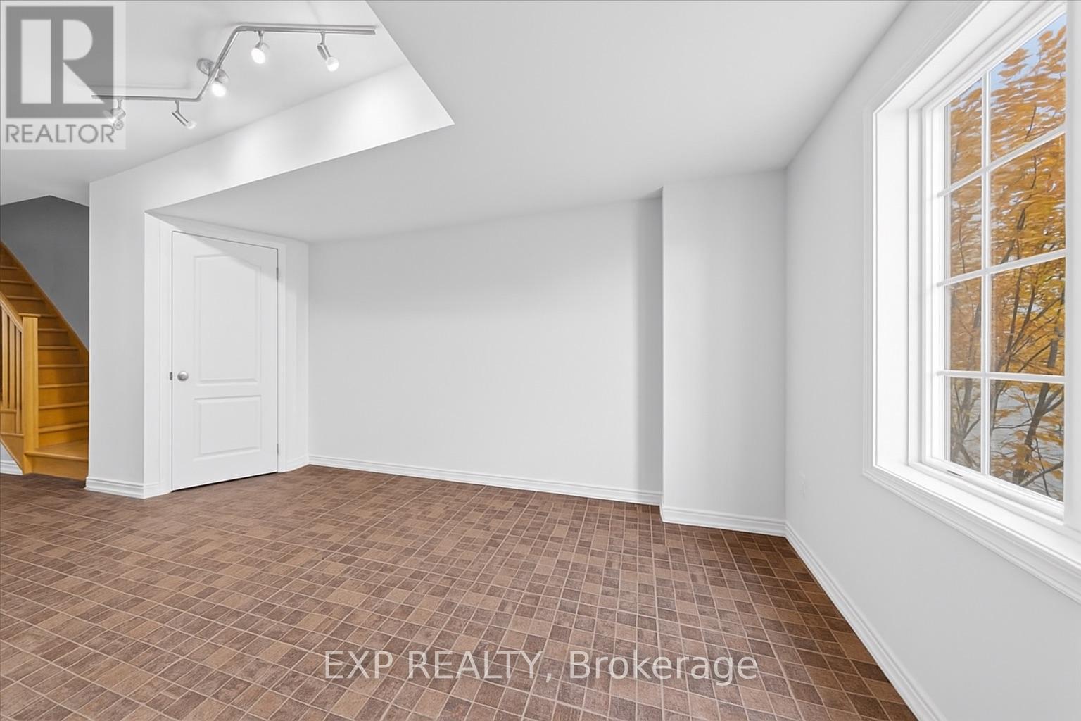 69 Steele Park Private, Ottawa, Ontario  K1J 0J2 - Photo 5 - X12518622