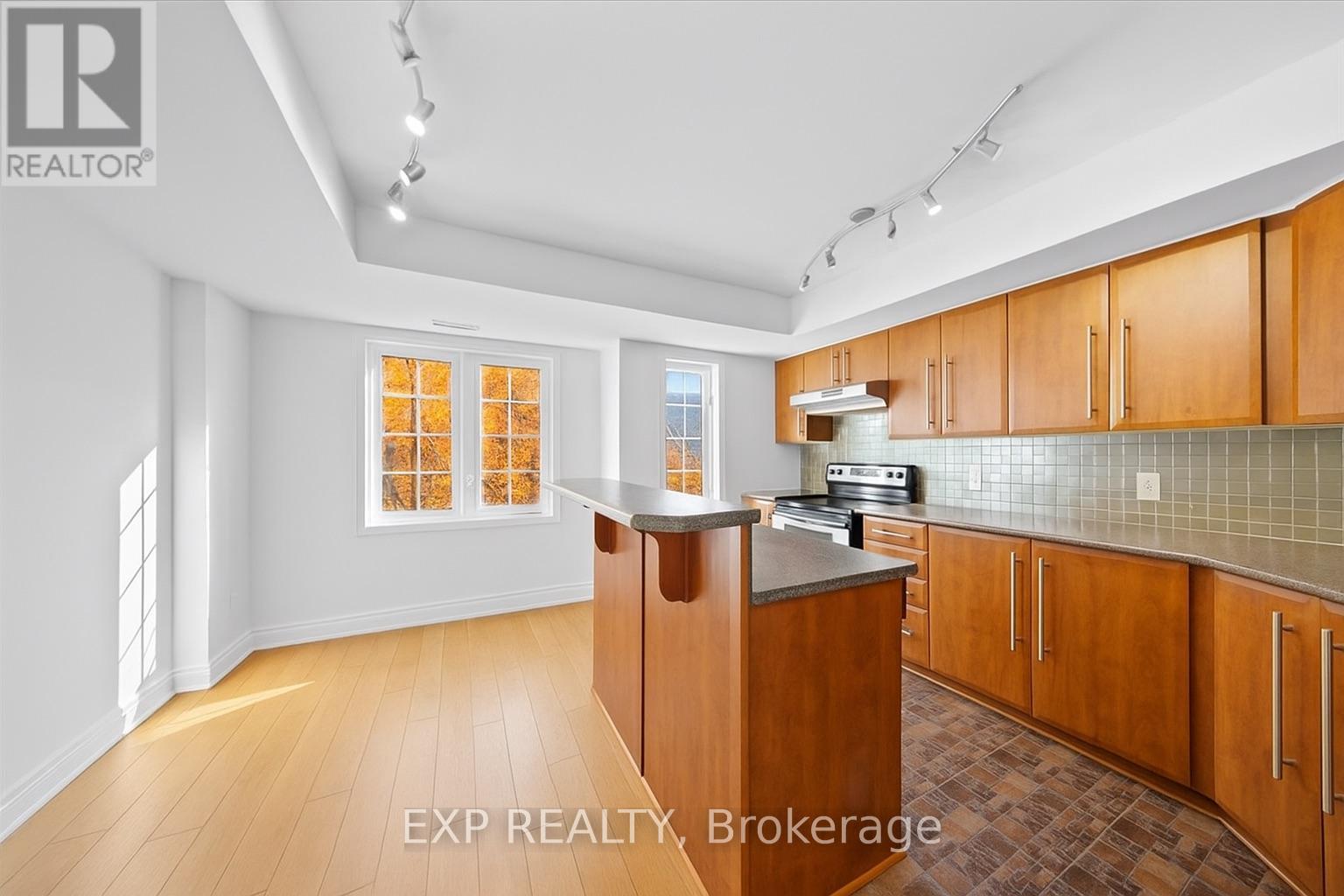 69 Steele Park Private, Ottawa, Ontario  K1J 0J2 - Photo 4 - X12518622