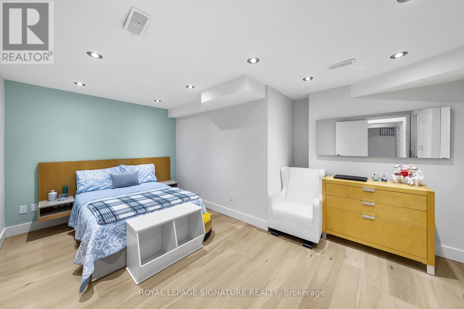 17 Nesbitt Drive, Toronto, Ontario  M4W 2G2 - Photo 32 - C12677234