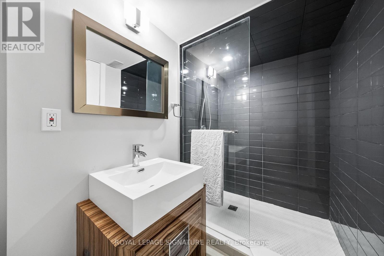 17 Nesbitt Drive, Toronto, Ontario  M4W 2G2 - Photo 35 - C12677234