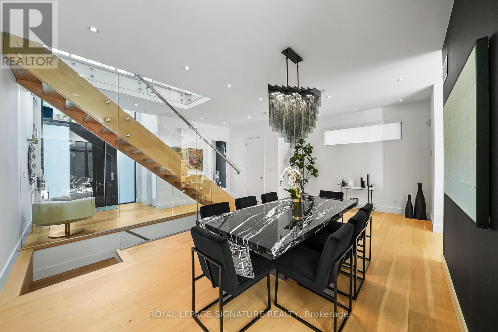 17 Nesbitt Drive, Toronto, Ontario  M4W 2G2 - Photo 6 - C12677234