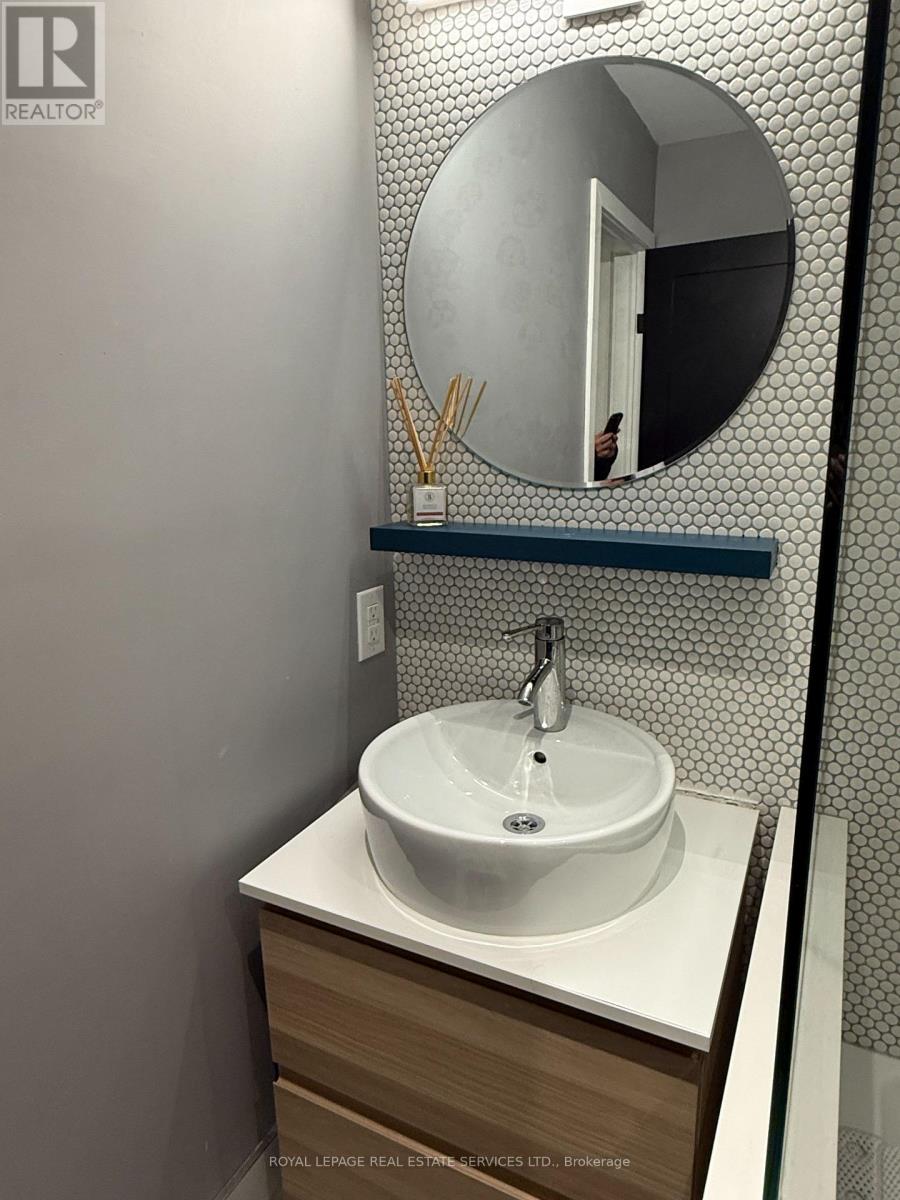 55 Longboat Avenue, Toronto, Ontario  M5A 4C9 - Photo 13 - C12677316