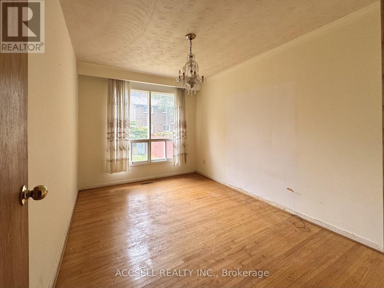 403 Chantenay Drive, Mississauga, Ontario  L5A 1E9 - Photo 2 - W12677216