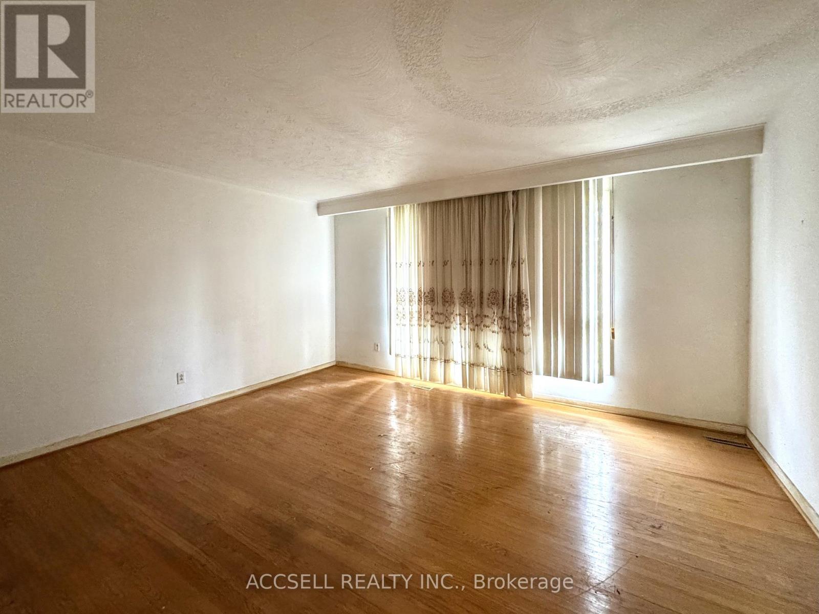 403 Chantenay Drive, Mississauga, Ontario  L5A 1E9 - Photo 3 - W12677216