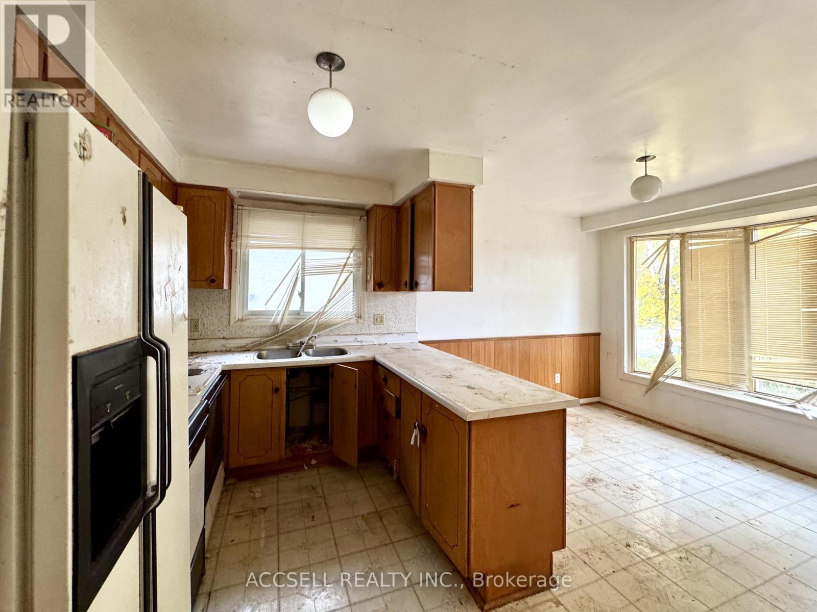 403 Chantenay Drive, Mississauga, Ontario  L5A 1E9 - Photo 4 - W12677216