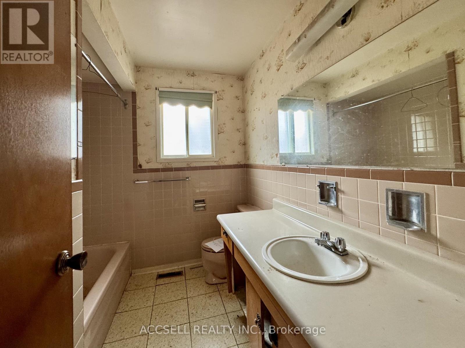 403 Chantenay Drive, Mississauga, Ontario  L5A 1E9 - Photo 8 - W12677216