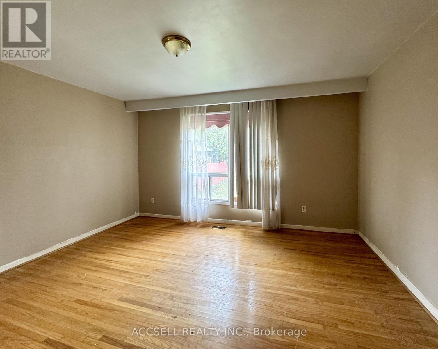 403 Chantenay Drive, Mississauga, Ontario  L5A 1E9 - Photo 9 - W12677216