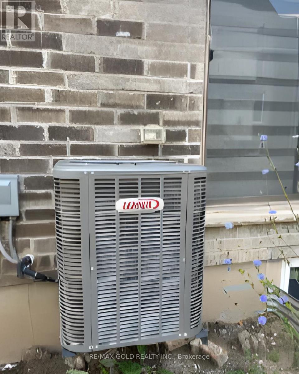 3943 Koenig Road, Burlington, Ontario  L7M 0Z8 - Photo 2 - W12677220