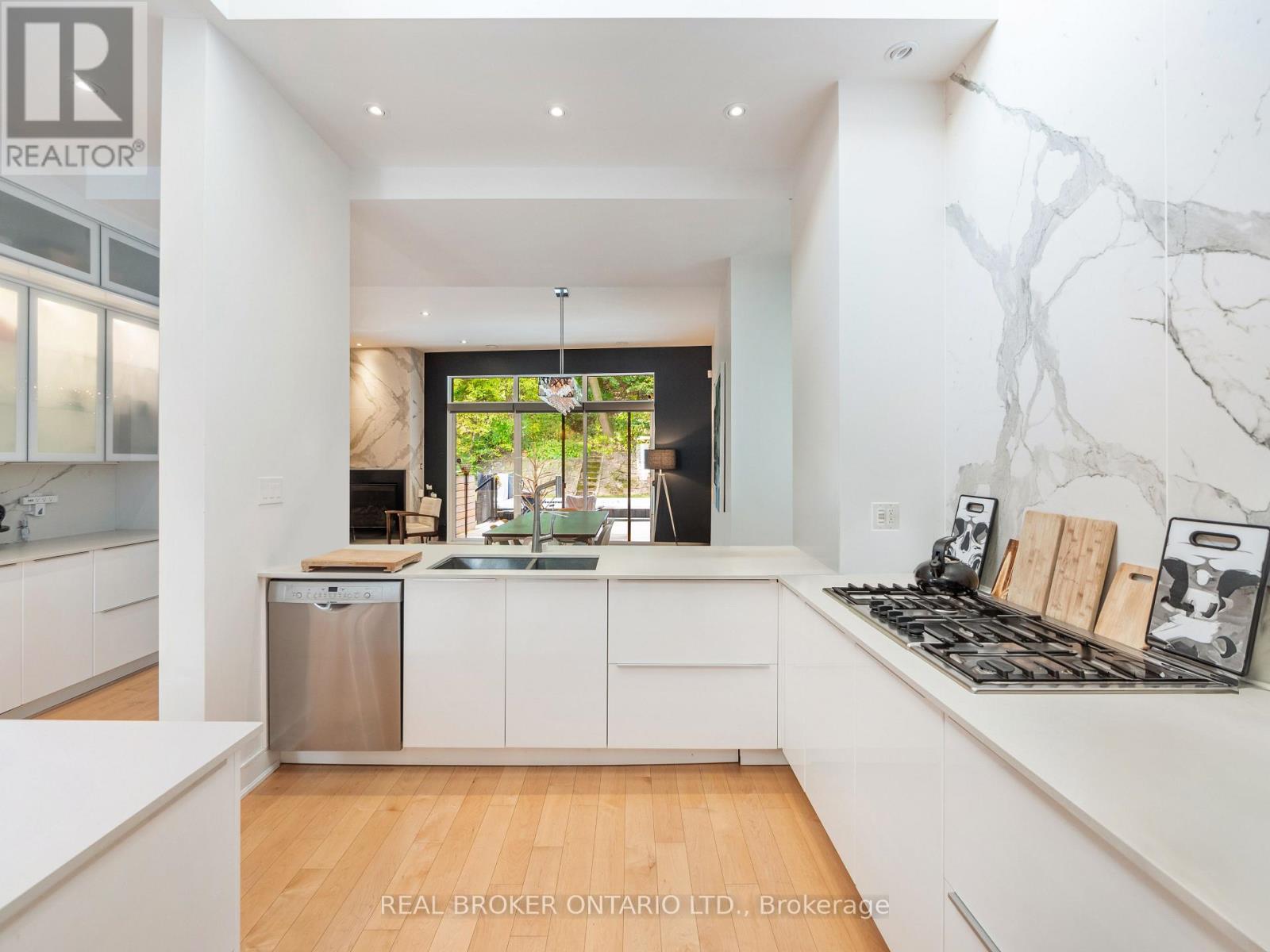 88 South Kingsway Way, Toronto, Ontario  M6S 3T3 - Photo 10 - W12677336