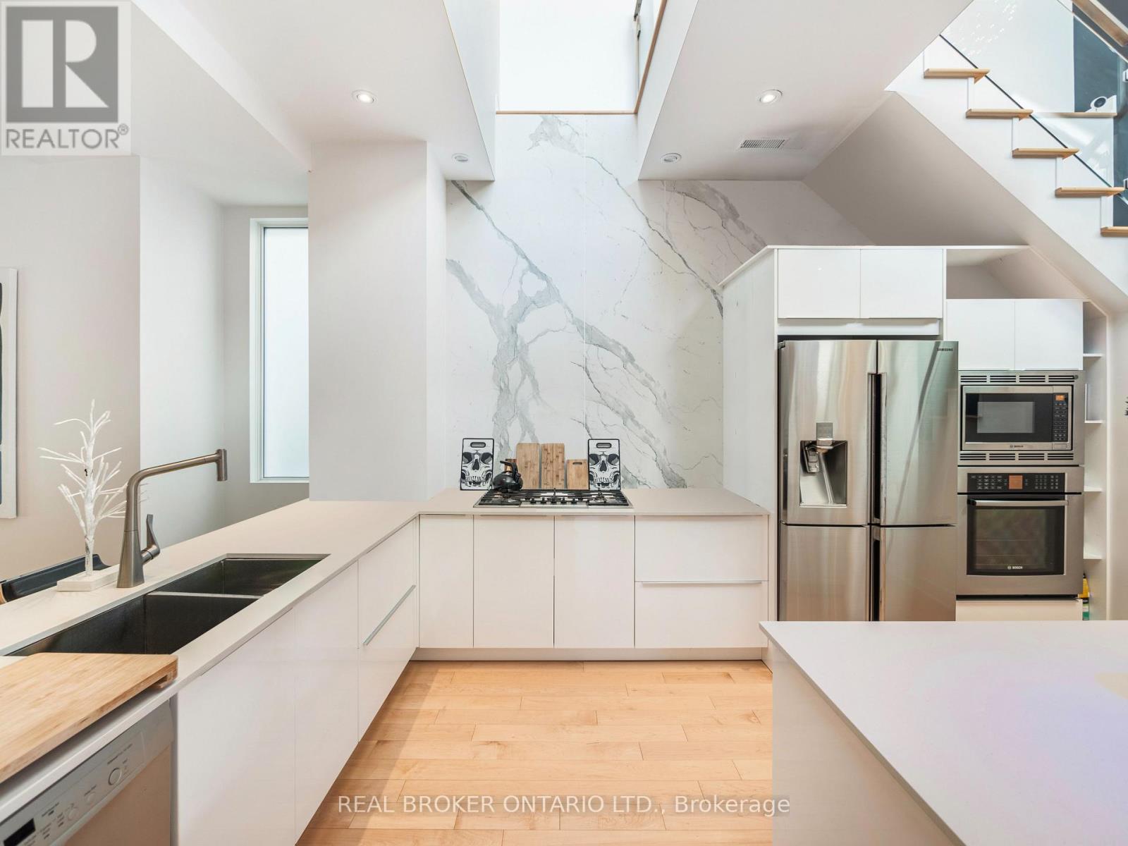 88 South Kingsway Way, Toronto, Ontario  M6S 3T3 - Photo 11 - W12677336