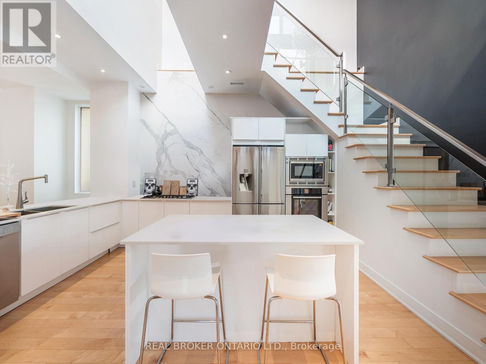 88 South Kingsway Way, Toronto, Ontario  M6S 3T3 - Photo 9 - W12677336