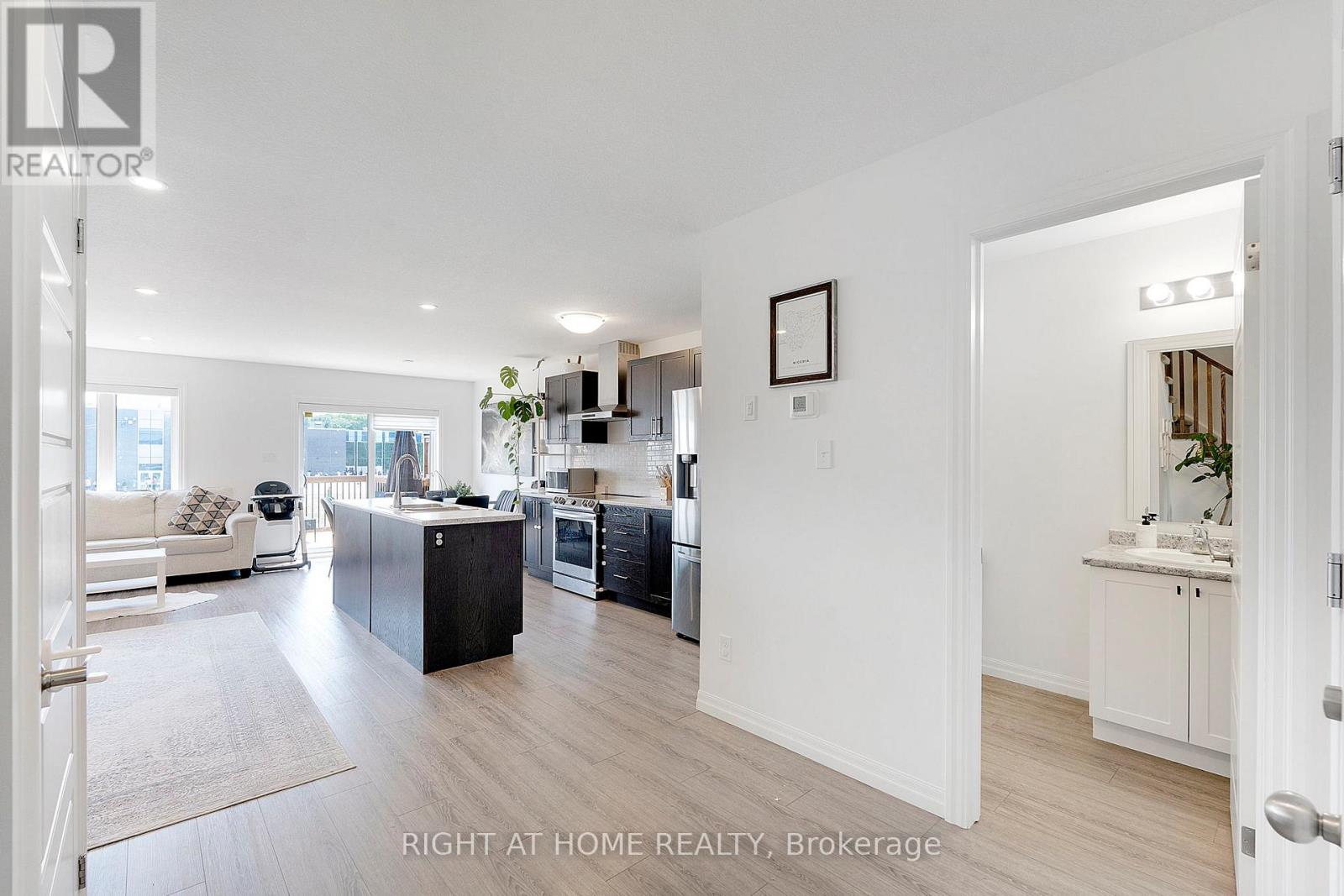 78 Pony Way, Kitchener, Ontario  N2R 0R8 - Photo 6 - X12677236