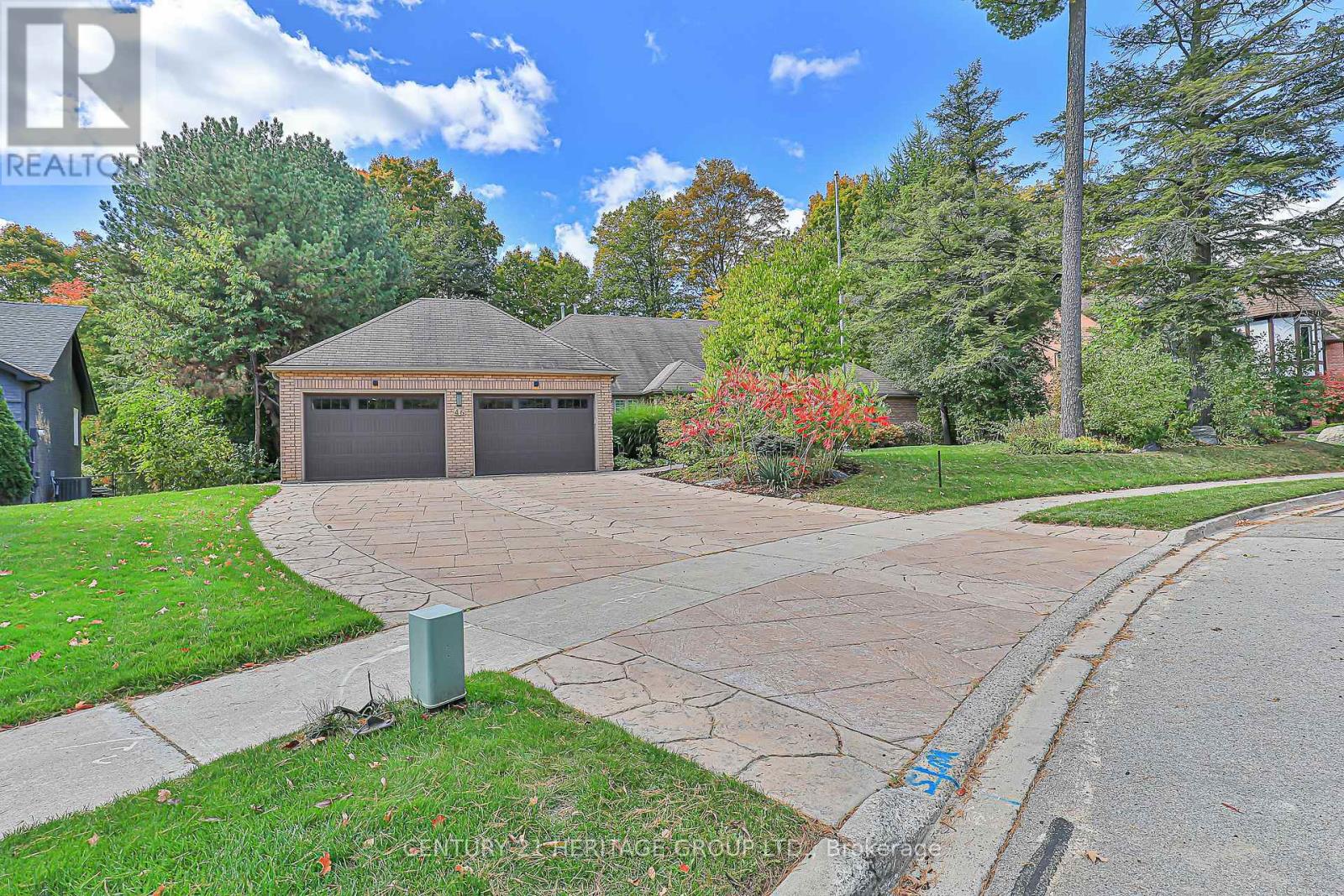 46 Pineneedle Drive, Aurora, Ontario  L4G 4Y6 - Photo 2 - N12456450