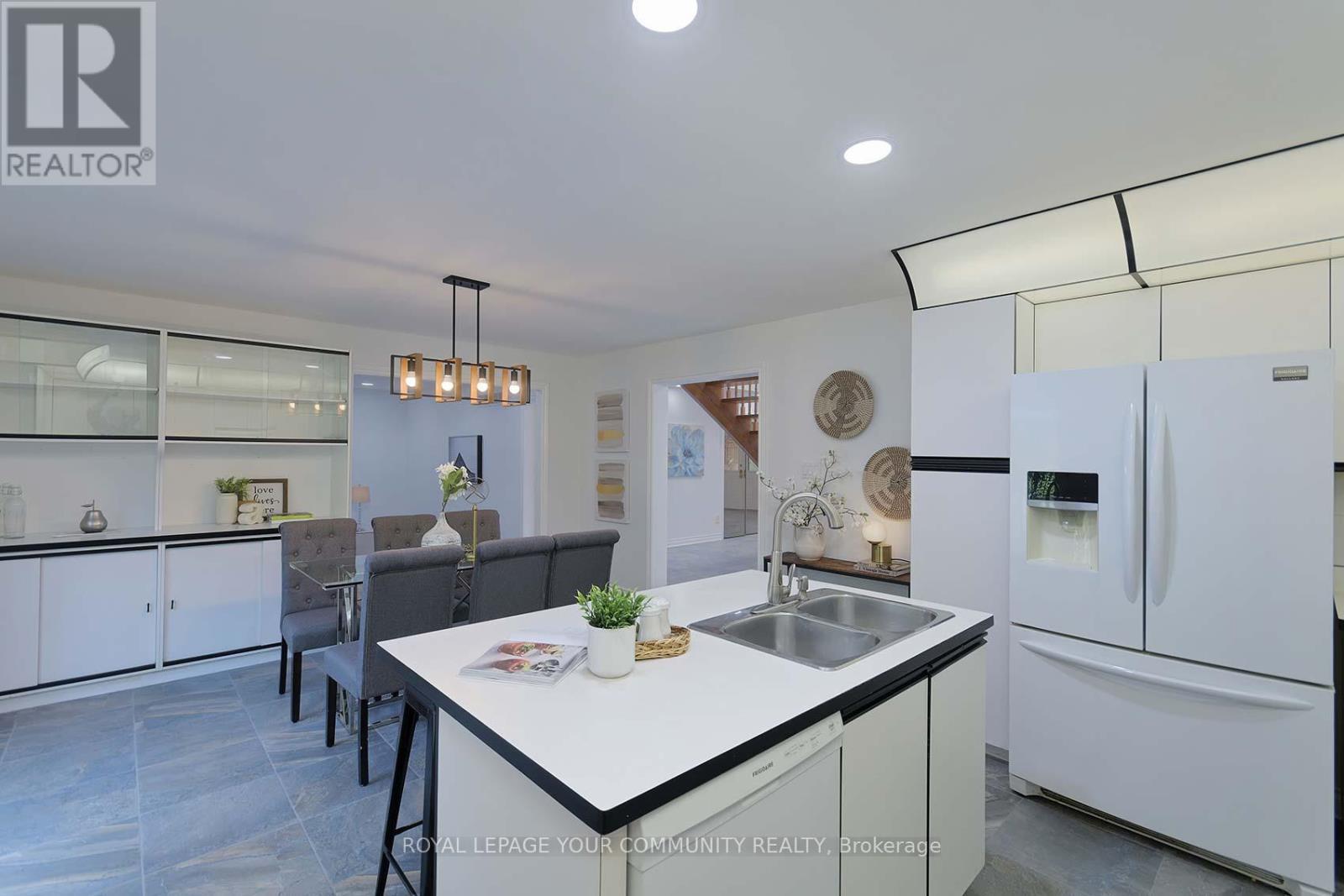 182 Oxford Street, Richmond Hill, Ontario  L4C 4L7 - Photo 10 - N12677538