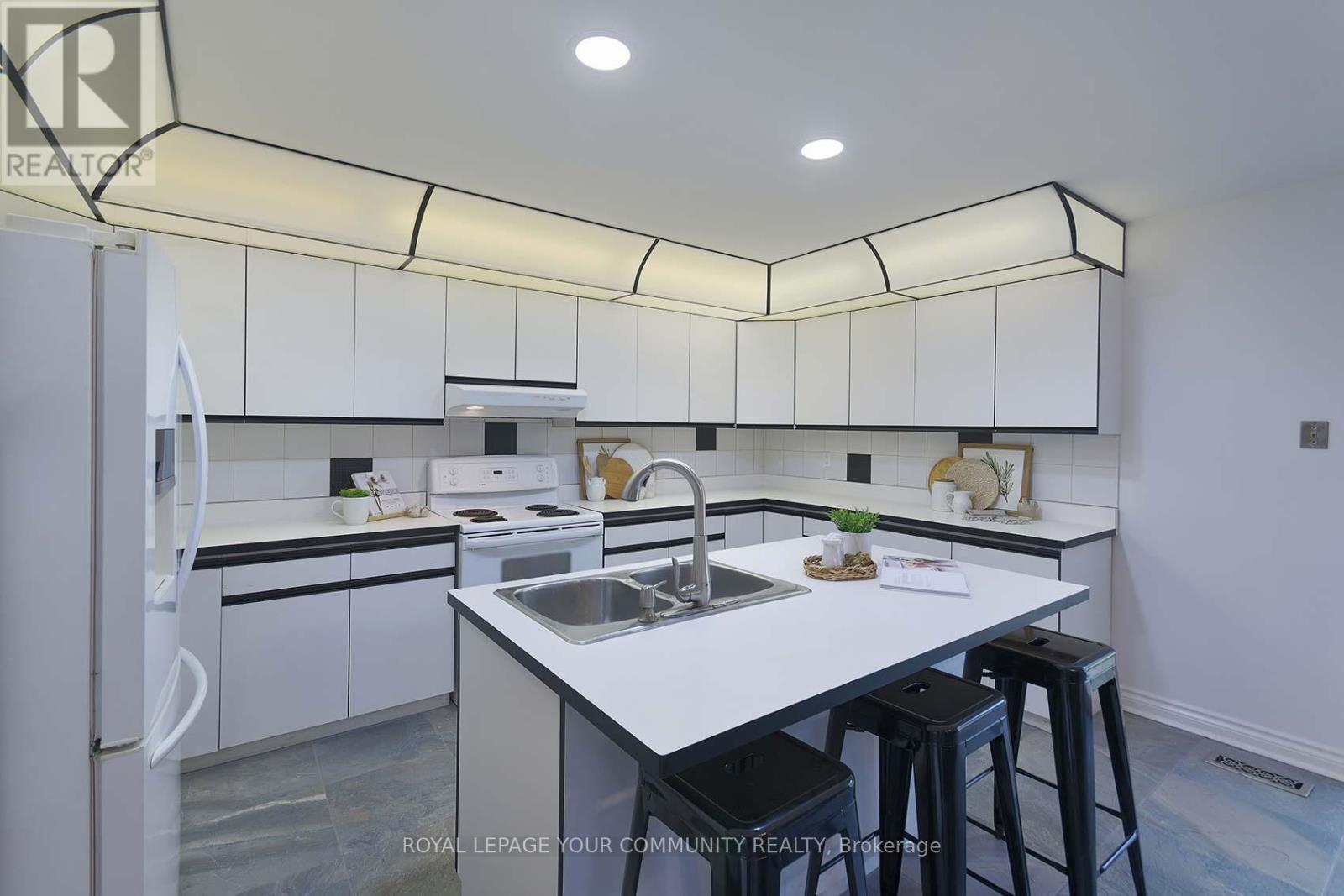 182 Oxford Street, Richmond Hill, Ontario  L4C 4L7 - Photo 11 - N12677538