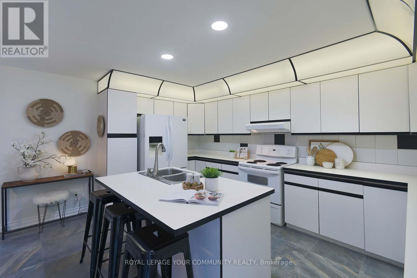 182 Oxford Street, Richmond Hill, Ontario  L4C 4L7 - Photo 12 - N12677538