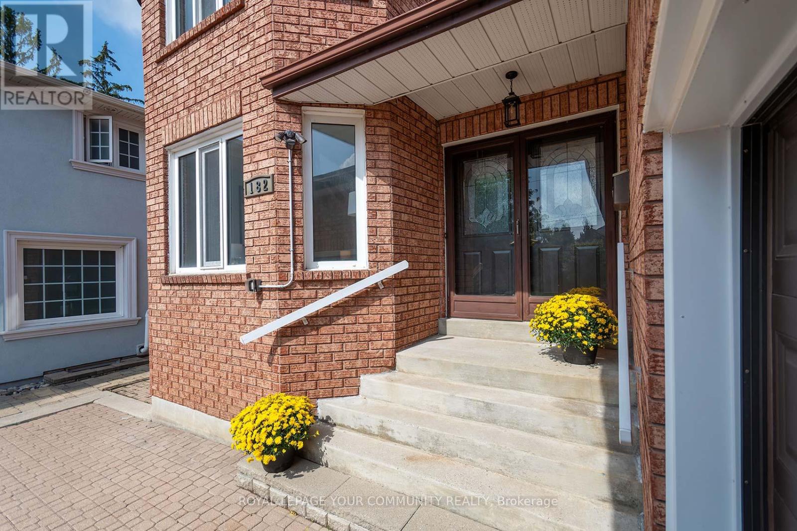 182 Oxford Street, Richmond Hill, Ontario  L4C 4L7 - Photo 4 - N12677538