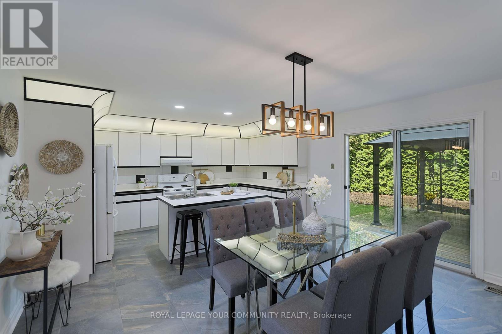 182 Oxford Street, Richmond Hill, Ontario  L4C 4L7 - Photo 9 - N12677538