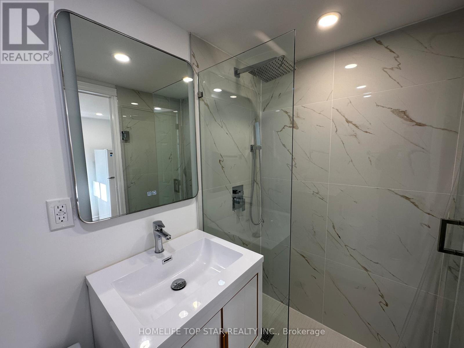 Bachelor - 38 Cartier Crescent, Richmond Hill, Ontario  L4C 2N2 - Photo 3 - N12677562