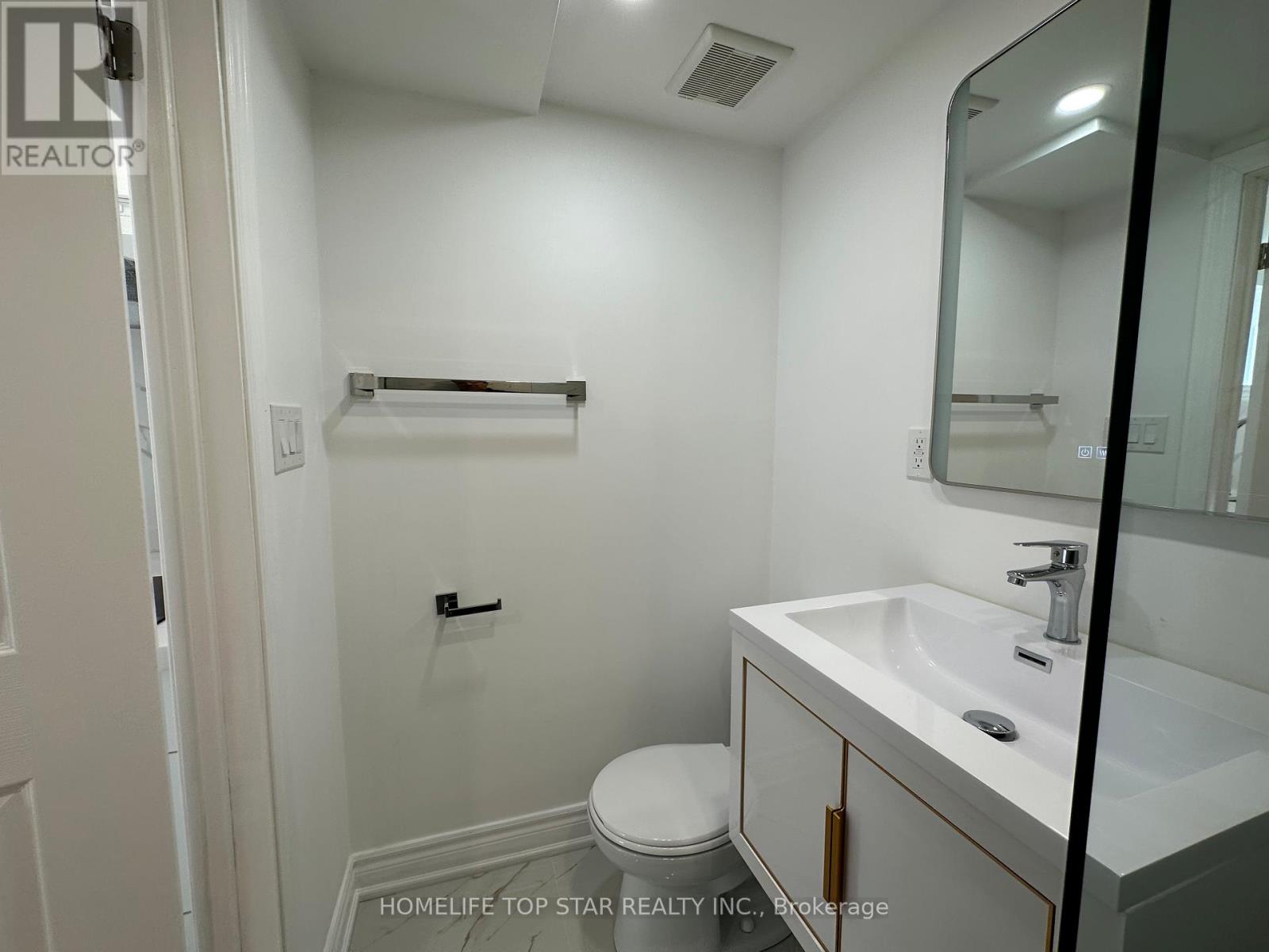 Bachelor - 38 Cartier Crescent, Richmond Hill, Ontario  L4C 2N2 - Photo 4 - N12677562