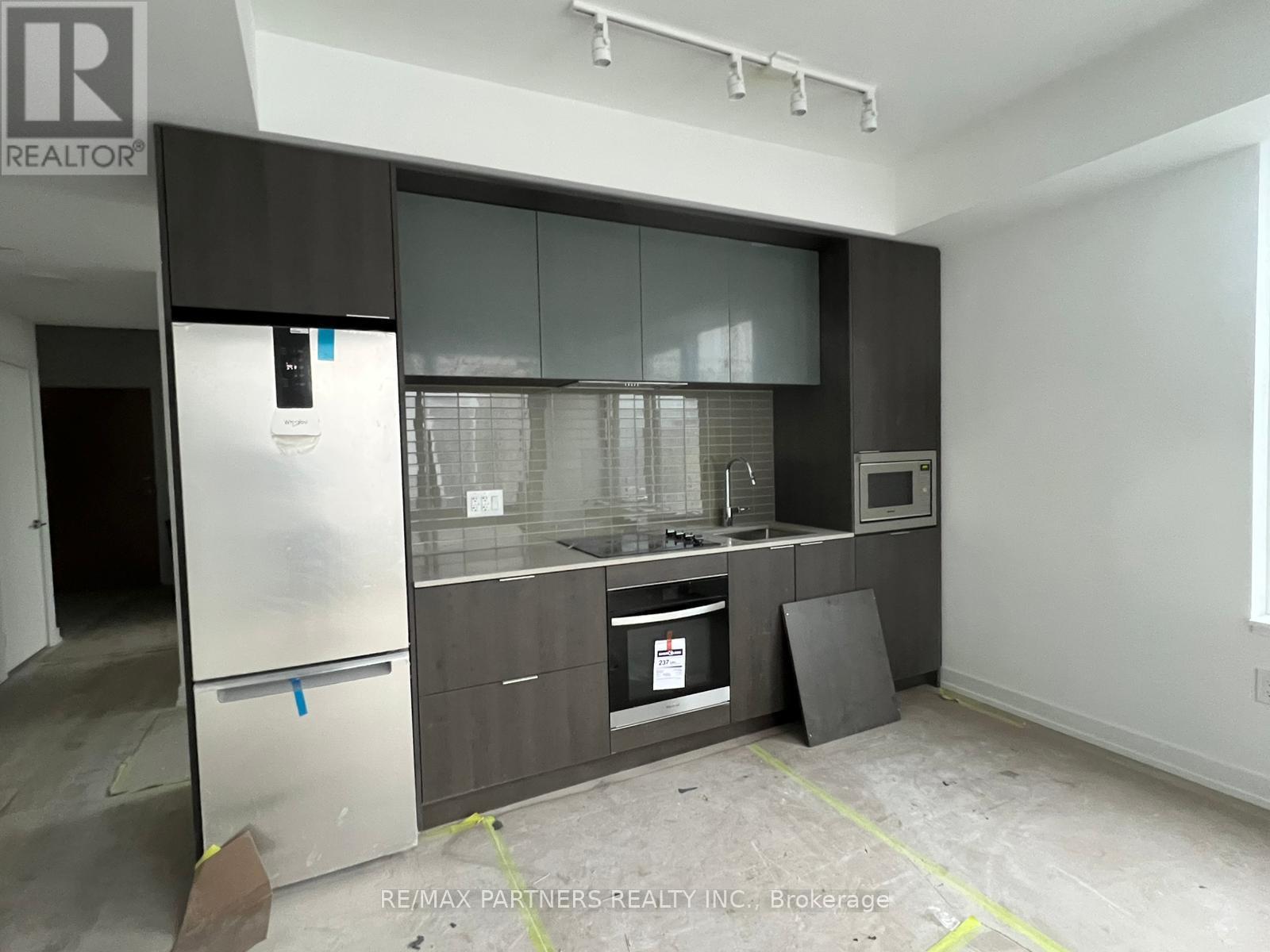 1704 - 395 Square One Drive, Mississauga, Ontario  L5B 0P6 - Photo 4 - W12677448