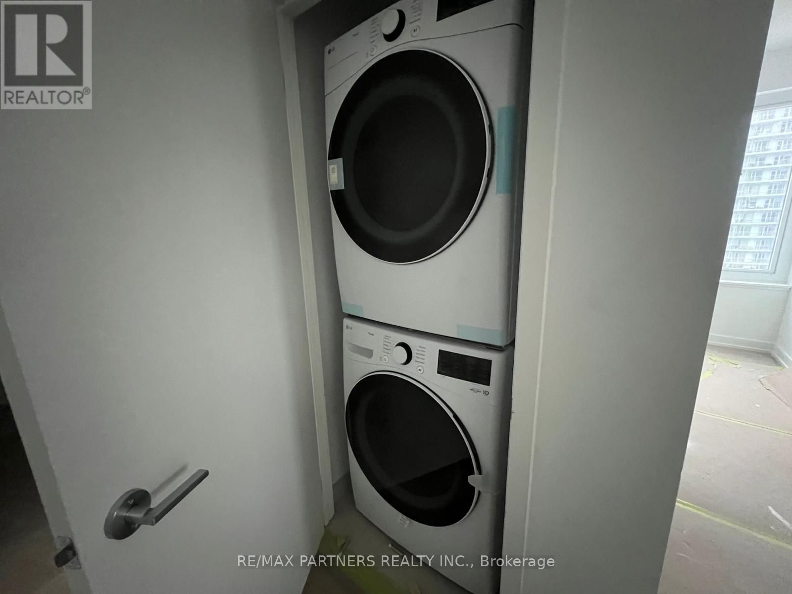 1704 - 395 Square One Drive, Mississauga, Ontario  L5B 0P6 - Photo 6 - W12677448