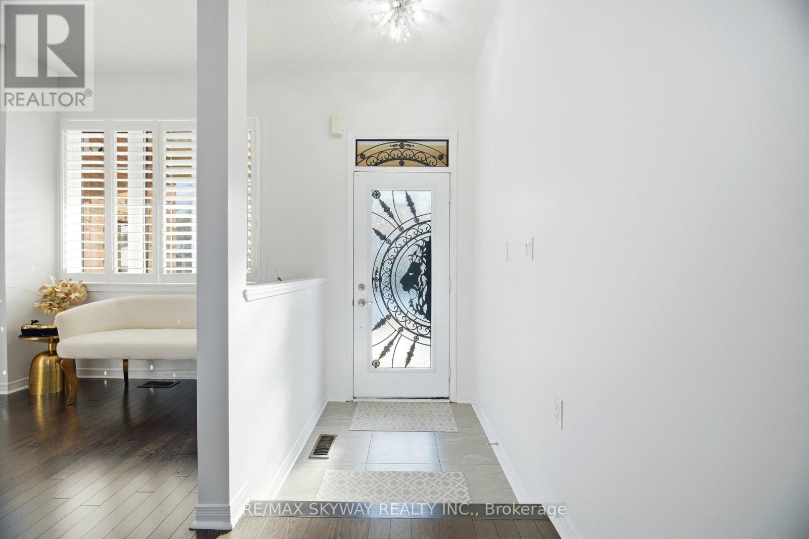 28 Yellowknife Road, Brampton, Ontario  L6R 3X3 - Photo 6 - W12677500