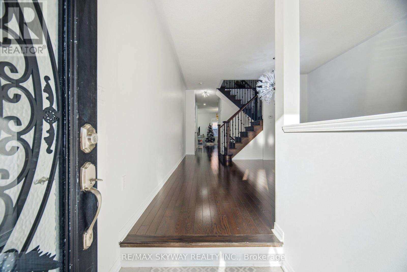 28 Yellowknife Road, Brampton, Ontario  L6R 3X3 - Photo 7 - W12677500