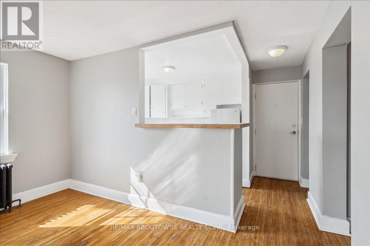 6 - 133 North Service Road E, Oakville, Ontario  L6H 1A3 - Photo 13 - W12677508