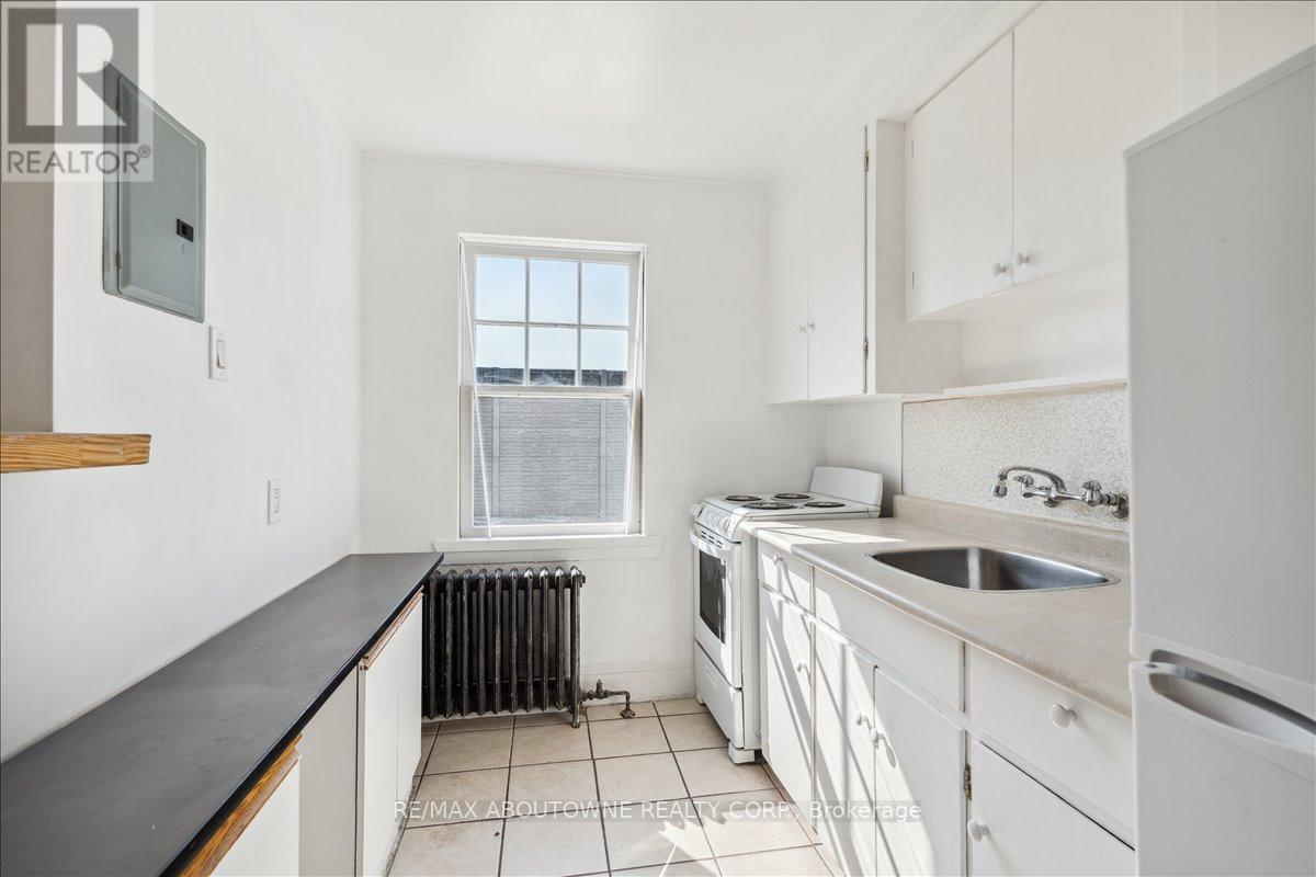 6 - 133 North Service Road E, Oakville, Ontario  L6H 1A3 - Photo 14 - W12677508