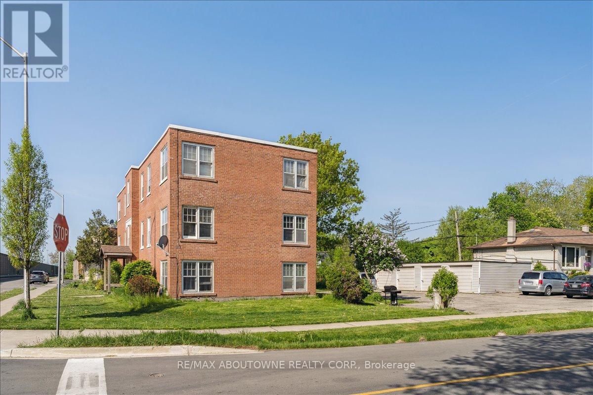 6 - 133 North Service Road E, Oakville, Ontario  L6H 1A3 - Photo 4 - W12677508