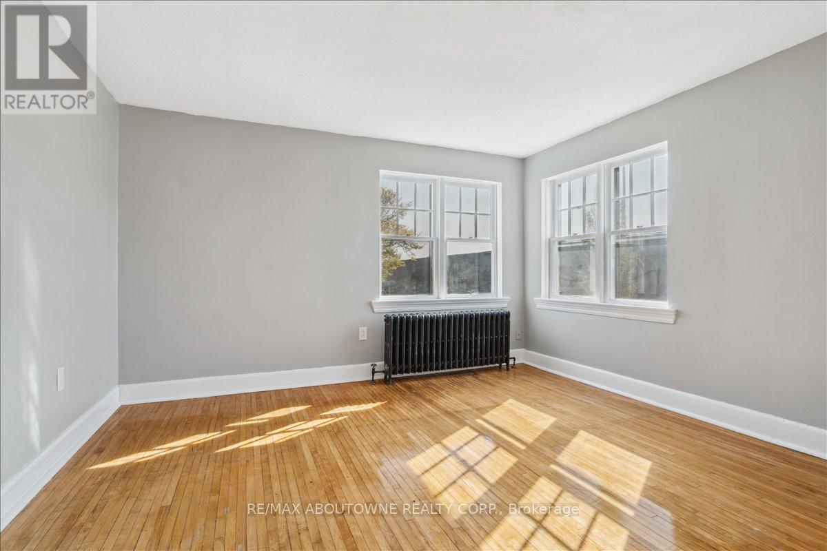 6 - 133 North Service Road E, Oakville, Ontario  L6H 1A3 - Photo 6 - W12677508