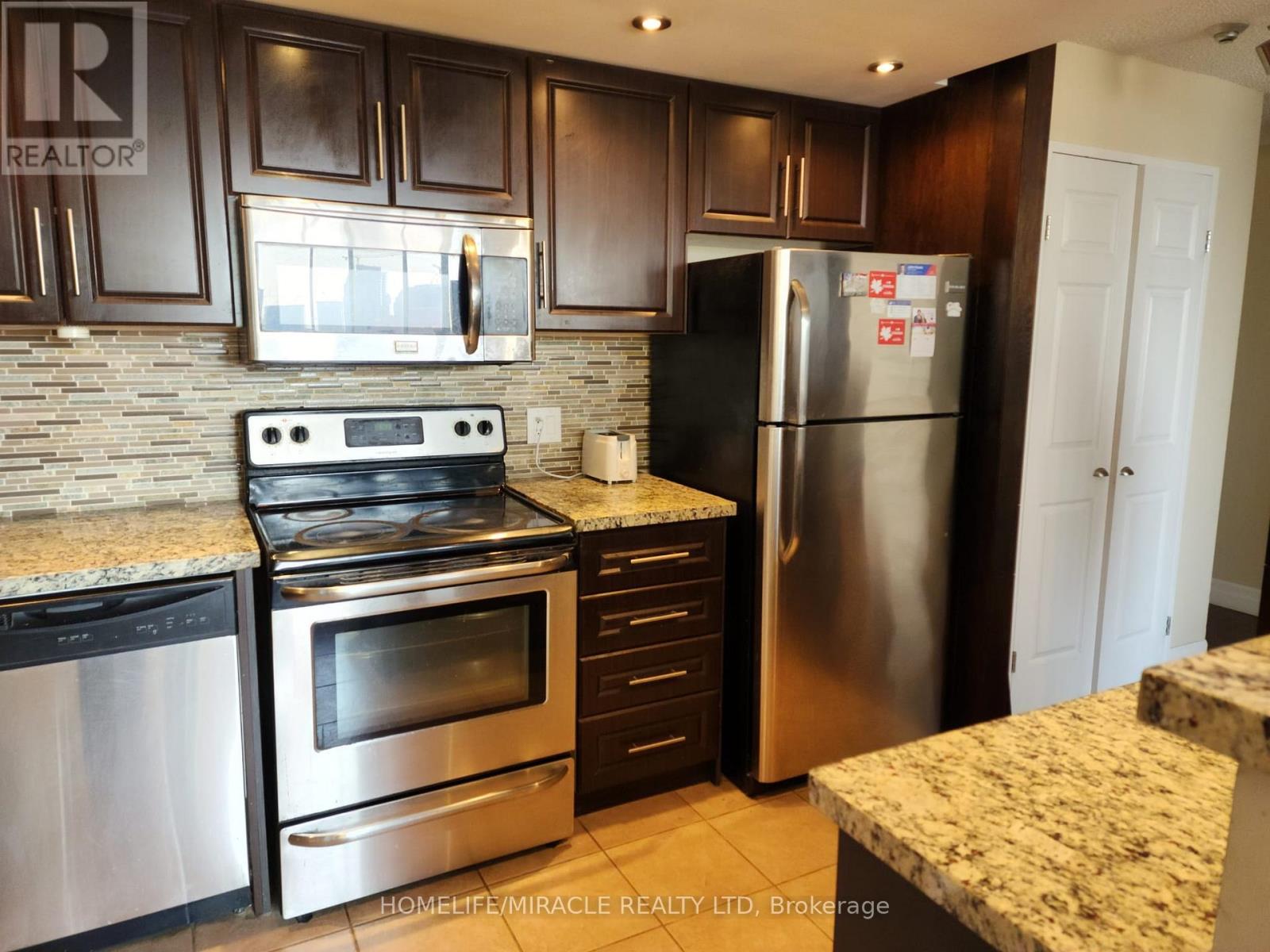 1911 - 3695 Kaneff Crescent, Mississauga, Ontario  L5A 4B6 - Photo 4 - W12677546