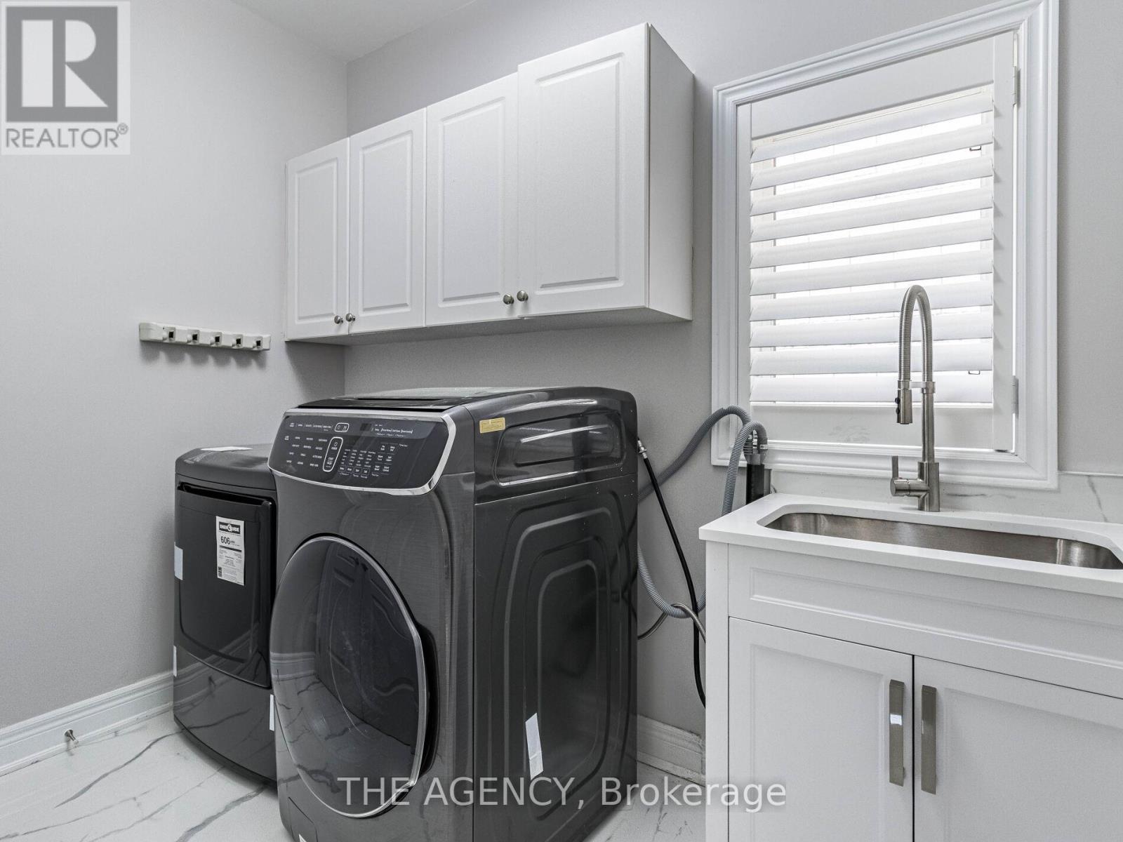 2340 Thruxton Drive, Oakville, Ontario  L6H 0C5 - Photo 13 - W12677594