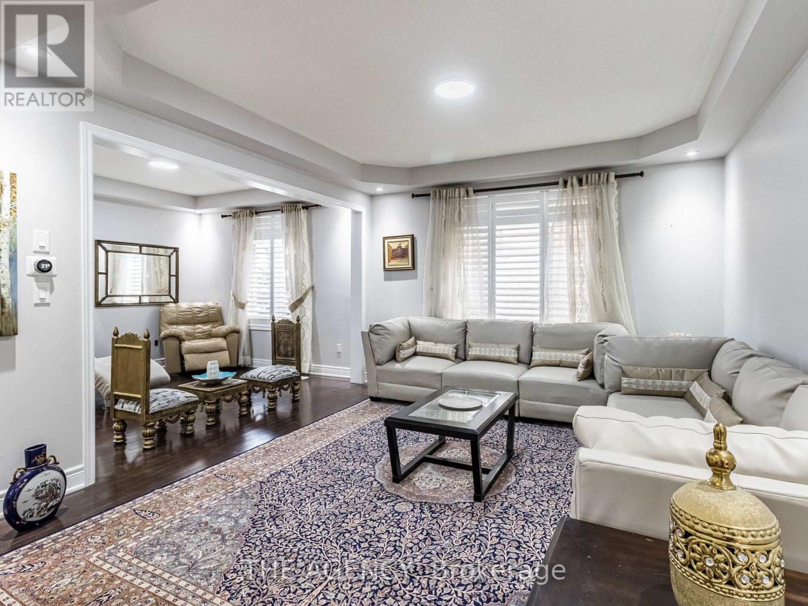 2340 Thruxton Drive, Oakville, Ontario  L6H 0C5 - Photo 5 - W12677594