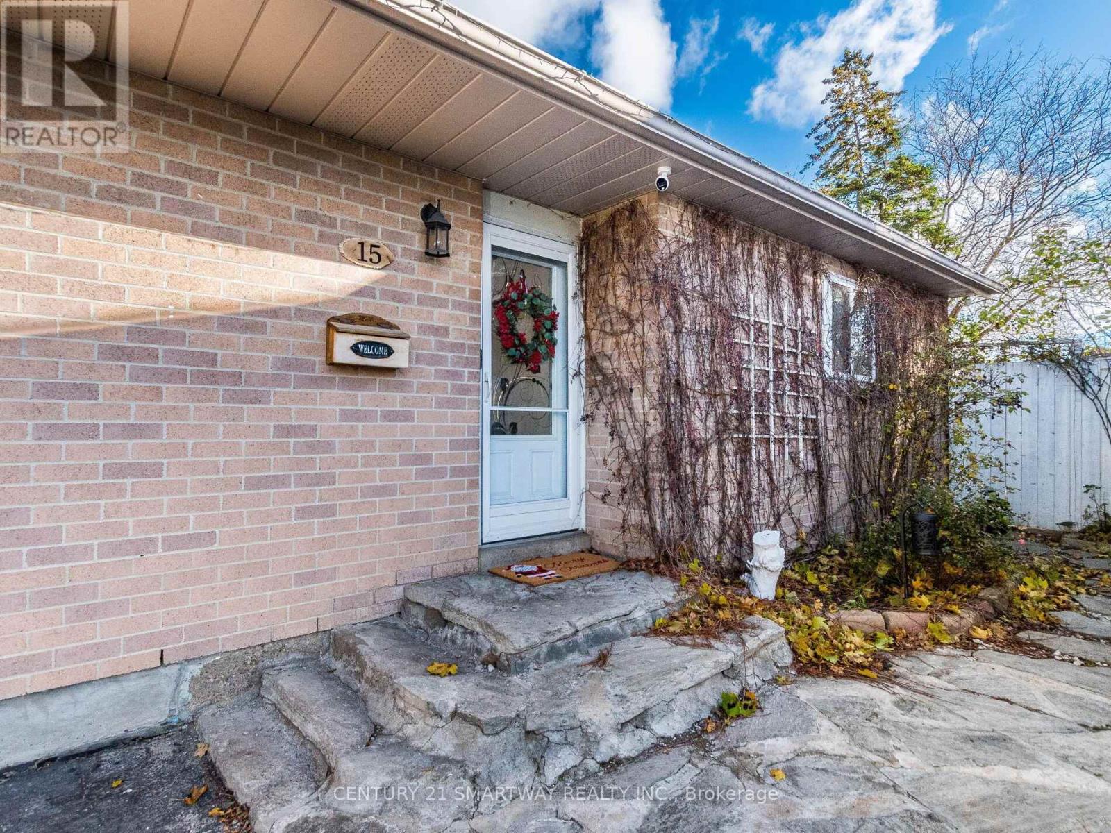 15 Huronia Court, Brampton, Ontario  L6S 2C7 - Photo 3 - W12677600