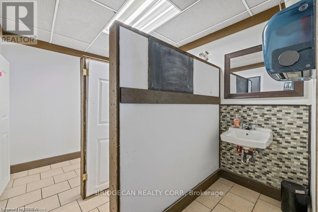 70 Colborne Street, Brantford, Ontario N3T 2G5 - Photo 18 - X12677540