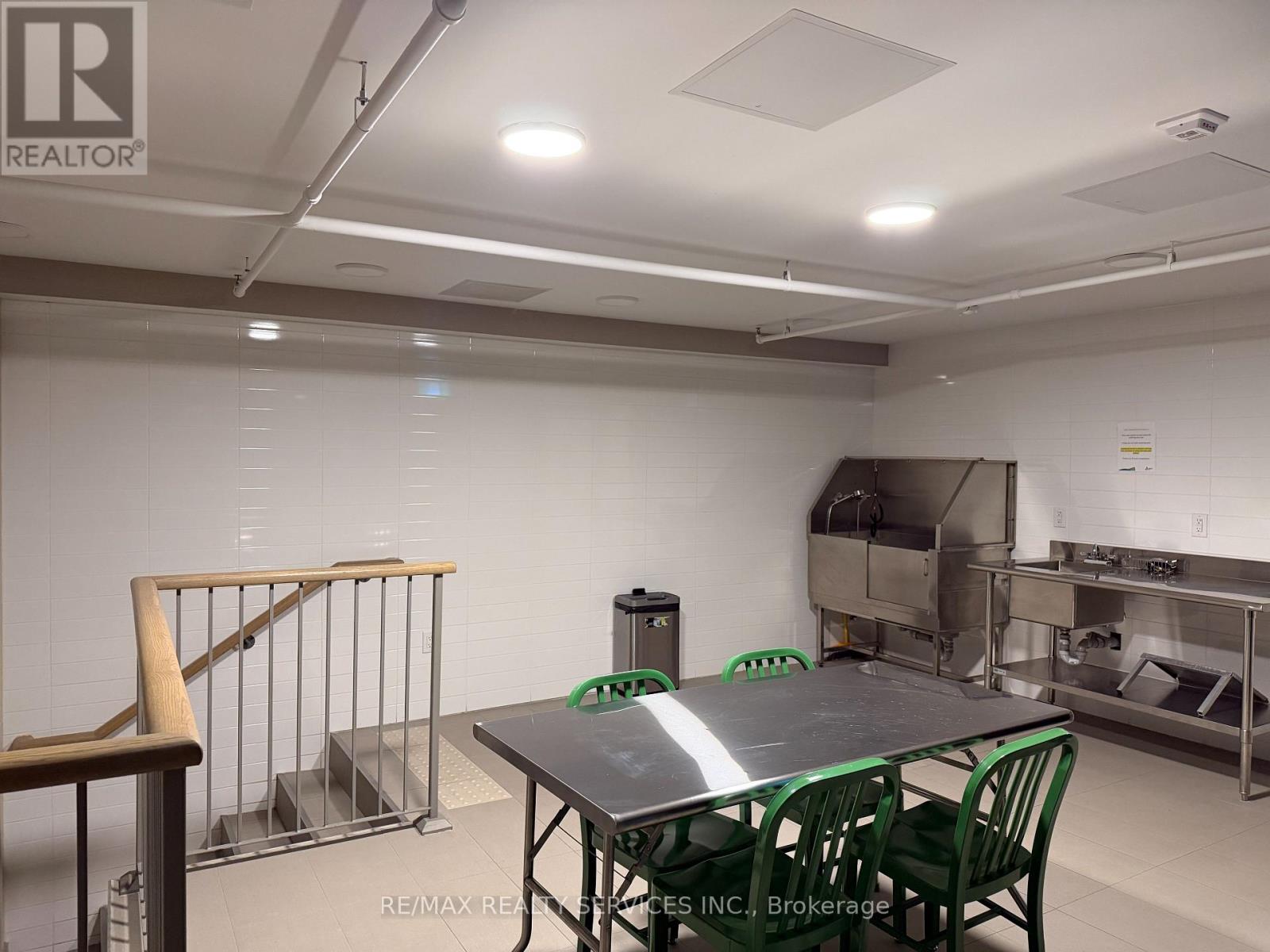 301 - 160 Canon Jackson Drive, Toronto, Ontario  M6M 0B6 - Photo 17 - W12675386