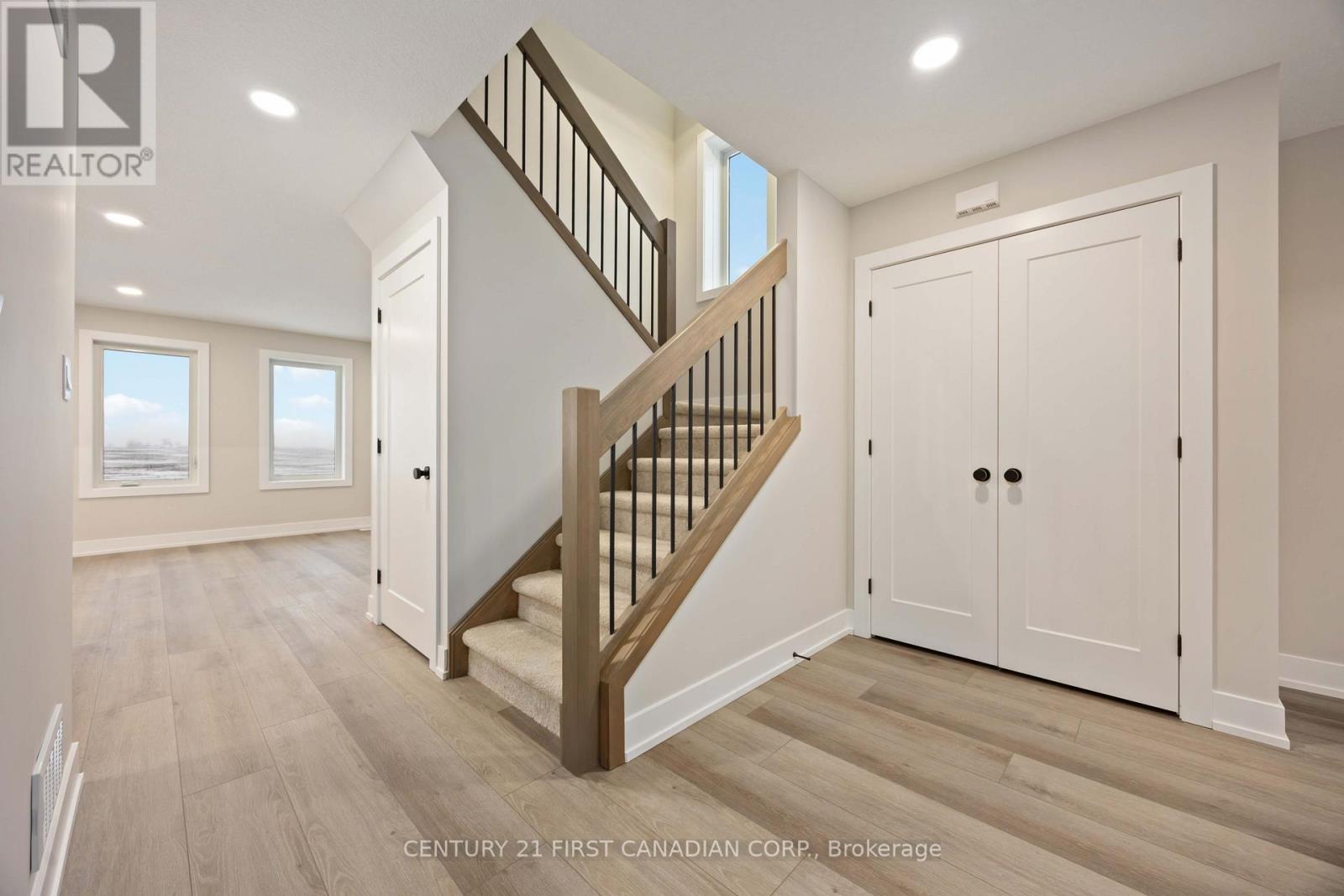 656 Ketter Way, Plympton-Wyoming, Ontario  N0N 1T0 - Photo 5 - X12677716