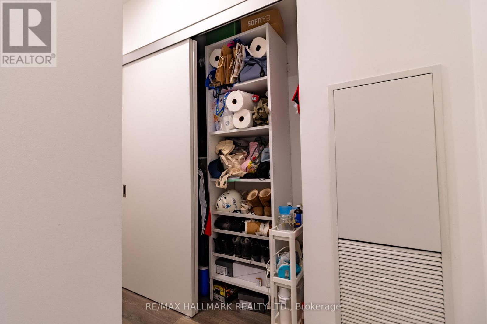 1105 - 197 Yonge Street, Toronto, Ontario  M5B 1M4 - Photo 17 - C12677634